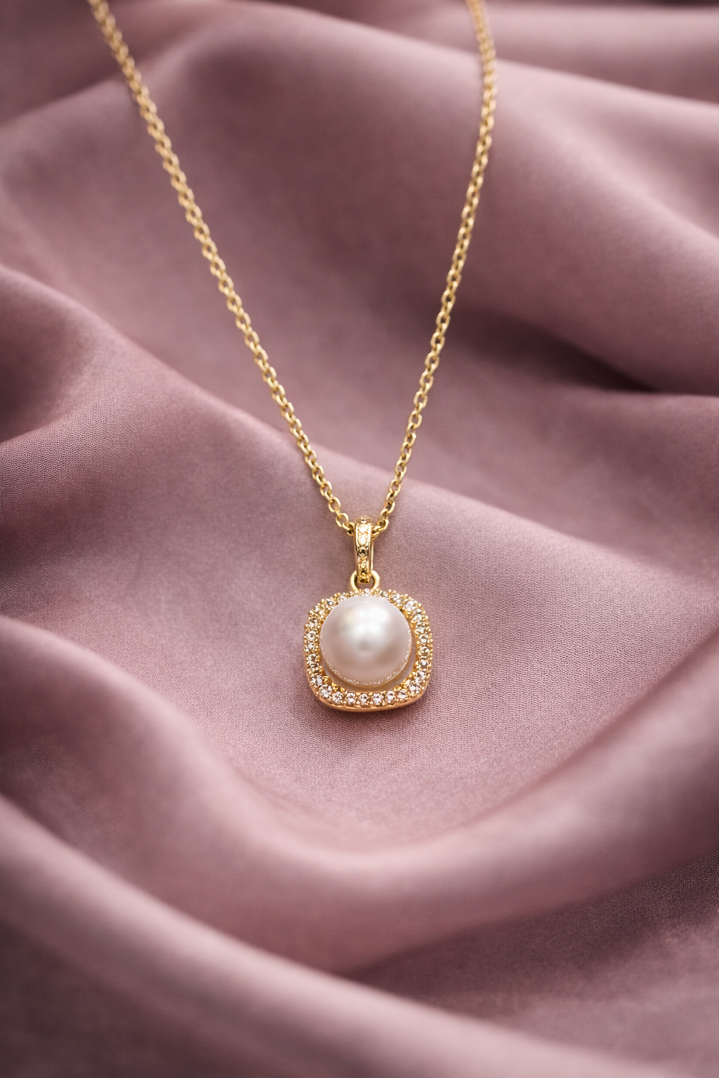 Delicate Pearl Gold Pendant necklace