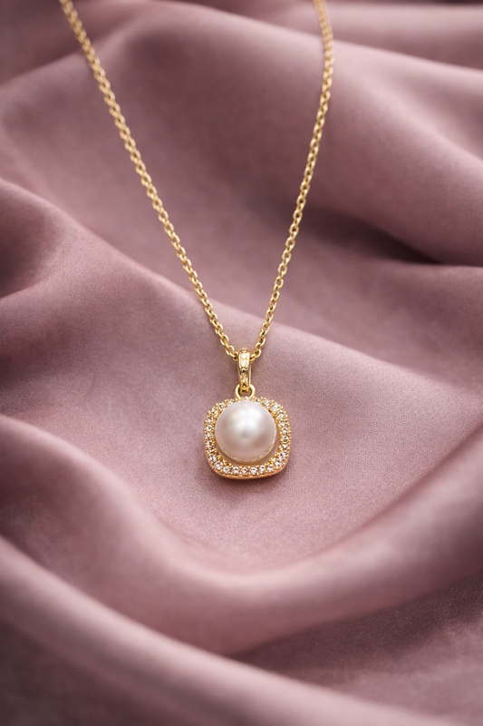 Delicate Pearl Gold Pendant necklace