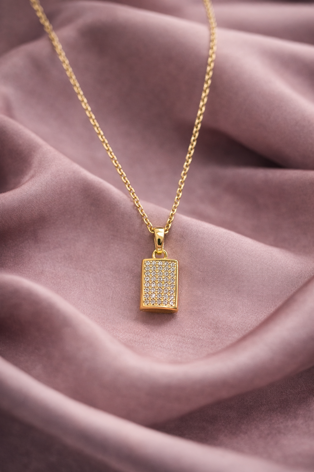 Gleaming Diamond Gold Pendant Necklace