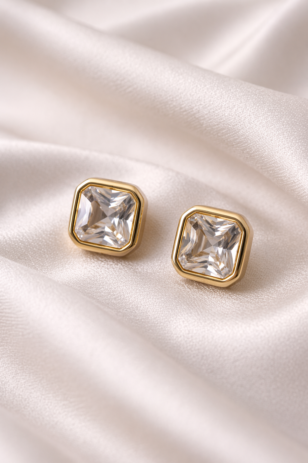 Elegant Gold Stud Earring