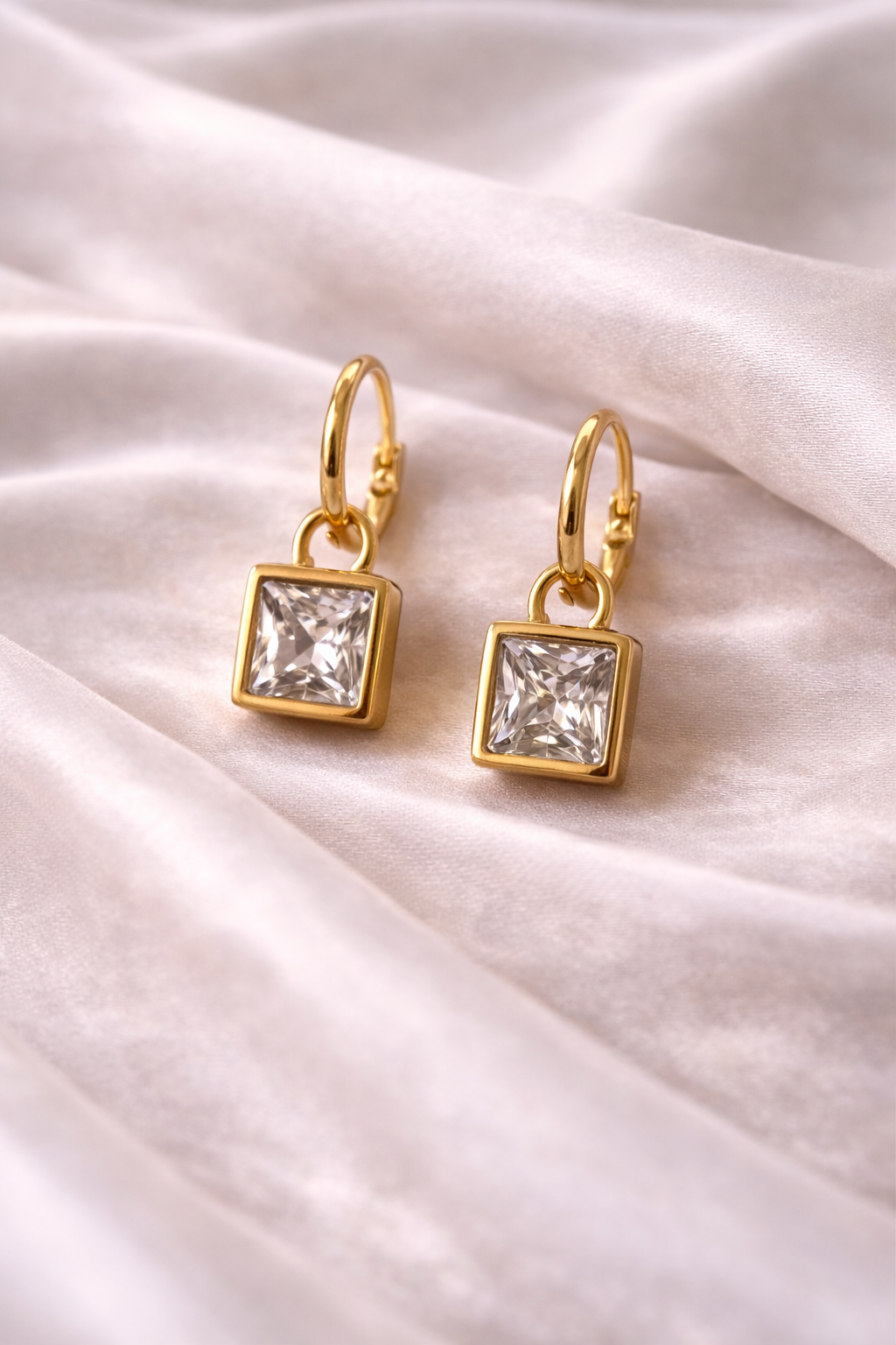 Elegant Gold & Clear Gemstone Earring